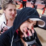 Vanessa Daroch Instagram - Mi Mejor Amiga..mi cómplice...compañera de mis locuras, karaokes, gym, recetas de cocina, compulsivas de ropa y rescate de perritos como nos decíamos. Mi Moma, Mi Butupurri, La mujer más hermosa y emprendedora eterna que conozco, aquella que lloraba cuando algo no le resultaba y en segundos se levantaba y ya tenía nuevas ideas, la que me enseñó a reírse de todo y con tutti, sin importar que el camino se hiciera más difícil a ratos. Hoy un maldito accidente te alejó físicamente de mi lado y de tu familia, tus hijos, tu mamita, abuela, papá, hermanos y del Amor de tu vida. Se absolutamente que estás a mi lado mientras escribo esto, te siento. Ahora cuidarás de tu familia, de mi, de tus amigos y no dudo que tendrás el refugio para animalitos que tanto queríamos hacer...te fuiste físicamente pero de nuestro corazón jamás. Douglas, tu perrito regalón se fué a tu lado, para guiarte en este nuevo camino...porque Jamás te dejaría sola. Acá seguiré estando siempre para lo que necesites, tus hijos tendrán siempre a su "TÍA VANE MOMA", Hasta que a mí me toque partir y nos juntemos nuevamente Amiga Hermana, para seguir cantando, riendo, rescatando perritos que sufren, y contarte las locuras que siguieron pasándome...porque en cada una de esas historias.. también estarás tú. Te Adoro Moma!!! Hasta Pronto mi Claudita 😭