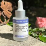 Vanessa Demouy Instagram – vous m avez demandé de vous reposter la gamme collagène ( marin et vegan ) pour la routine in&out … le sérum collagène vegan 1,5 % de chez @aromazone_officiel est formidable en association avec les poudre de collagène à prendre dans des boissons …
c est un soin anti-rides et restructurant , anti-âge global : raffermissant, anti-rides, restructurant
* Redensifie, repulpe et renforce la structure de la peau
* Hydratant, il maintient l’intégrité de la barrière cutanée.
* La peau est visiblement plus ferme et plus lisse
* Complexe biomimétique qui mime la composition du Collagène humain
* Texture douce & légère
* Sérum concentré à 1,5 % de Collagène vegan
* Améliore la fermeté et l’élasticité cutanée
* Estompe les rides et ridules
* Favorise l’hydratation cutanée et préserve la barrière épidermique
* Idéal pour « défroisser » les traits et atténuer la perte de fermeté au niveau de l’ovale du visage.
pour l application : 
Nettoyer et sécher délicatement votre peau.
Appliquer quelques gouttes de Sérum concentré Collagène vegan 1,5%, sur le visage et le cou, en massant pour faire pénétrer le produit.
Appliquer votre soin visage (crème ou huile de soin) adapté aux besoins spécifiques de votre peau sur l’ensemble du visage  #serum #serumcollagène #serumcollagnevegan #routinevisage #routinebeaute #boosterdecollagenevegan #collagenemarin #in&out #collaborationcommerciale @aromazone_officiel