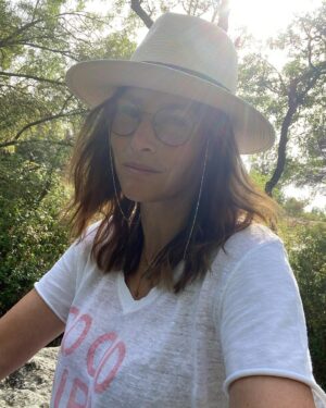 Vanessa Demouy Instagram - ressentez vous ce besoin par moment de faire une pause , même courte , loin du monde et du bruit , en pleine nature … moi oui et tres régulièrement… j ai besoin de ces moments pour me retrouver … une sorte de méditation en pleine conscience … #nature #campagne #break #silence #contemplation