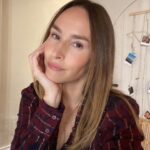 Vanessa Demouy Instagram – sur le plateau en mode patience … j espère que votre journée se passe bien … @itc_tf1 #tournage #serie #fiction @tf1 @newen_studios