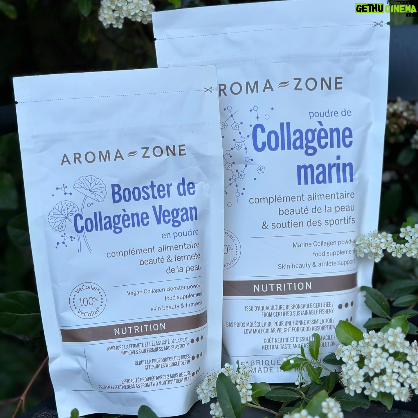 Vanessa Demouy Instagram - vous m avez demandé de vous reposter la gamme collagène ( marin et vegan ) pour la routine in&out … le sérum collagène vegan 1,5 % de chez @aromazone_officiel est formidable en association avec les poudre de collagène à prendre dans des boissons … c est un soin anti-rides et restructurant , anti-âge global : raffermissant, anti-rides, restructurant * Redensifie, repulpe et renforce la structure de la peau * Hydratant, il maintient l’intégrité de la barrière cutanée. * La peau est visiblement plus ferme et plus lisse * Complexe biomimétique qui mime la composition du Collagène humain * Texture douce & légère * Sérum concentré à 1,5 % de Collagène vegan * Améliore la fermeté et l’élasticité cutanée * Estompe les rides et ridules * Favorise l’hydratation cutanée et préserve la barrière épidermique * Idéal pour « défroisser » les traits et atténuer la perte de fermeté au niveau de l’ovale du visage. pour l application : Nettoyer et sécher délicatement votre peau. Appliquer quelques gouttes de Sérum concentré Collagène vegan 1,5%, sur le visage et le cou, en massant pour faire pénétrer le produit. Appliquer votre soin visage (crème ou huile de soin) adapté aux besoins spécifiques de votre peau sur l’ensemble du visage #serum #serumcollagène #serumcollagnevegan #routinevisage #routinebeaute #boosterdecollagenevegan #collagenemarin #in&out #collaborationcommerciale @aromazone_officiel