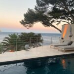 Vanessa Demouy Instagram - le soleil se couche sur @lesrochesblanches … douceur … belle soirée à vous #magique #vuemer #cassis