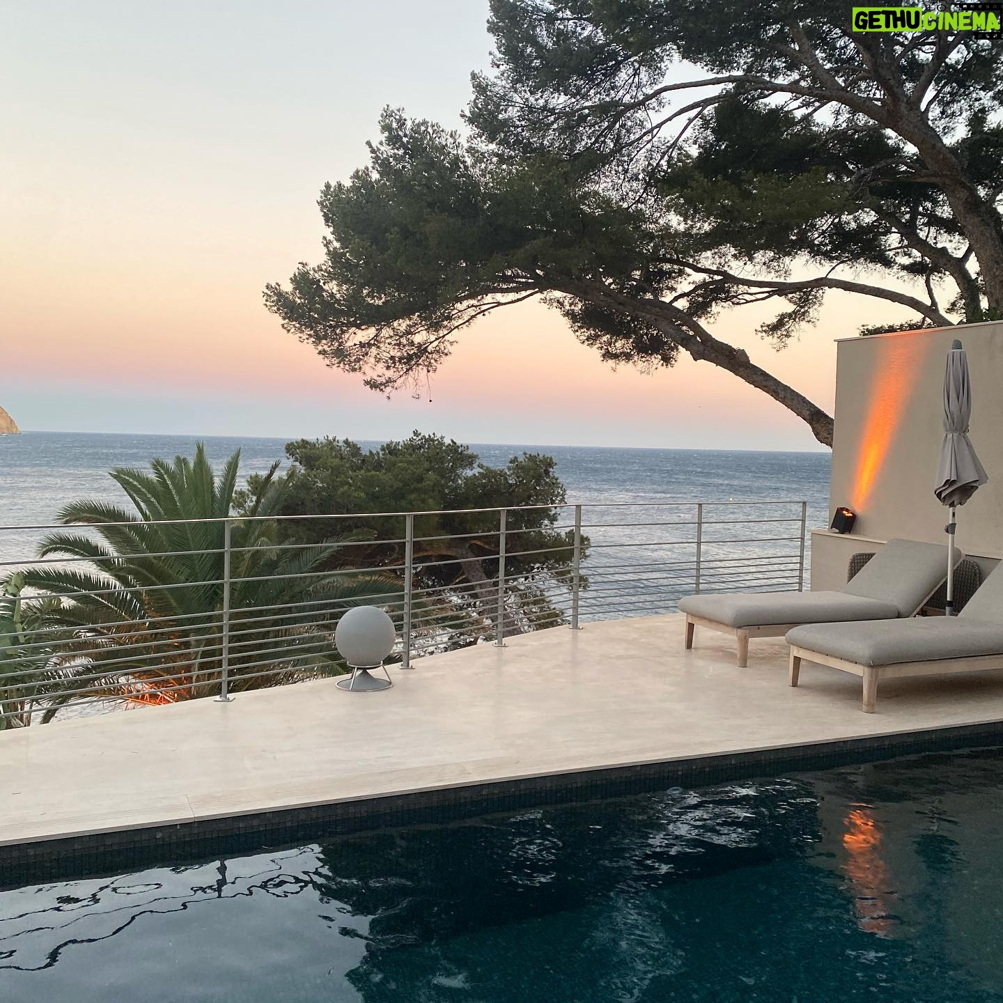 Vanessa Demouy Instagram - le soleil se couche sur @lesrochesblanches … douceur … belle soirée à vous #magique #vuemer #cassis