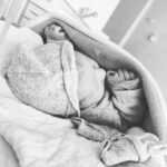 Vanessa Demouy Instagram - le plus joli des cadeaux de noël … ma nièce est née ce matin … bienvenue petite Lise … félicitations @marion_dmy_ et @francis_dmr !! je vous aime jusqu’aux étoiles 🌟 #babygirl #naissance #tataheureuse #love #noel