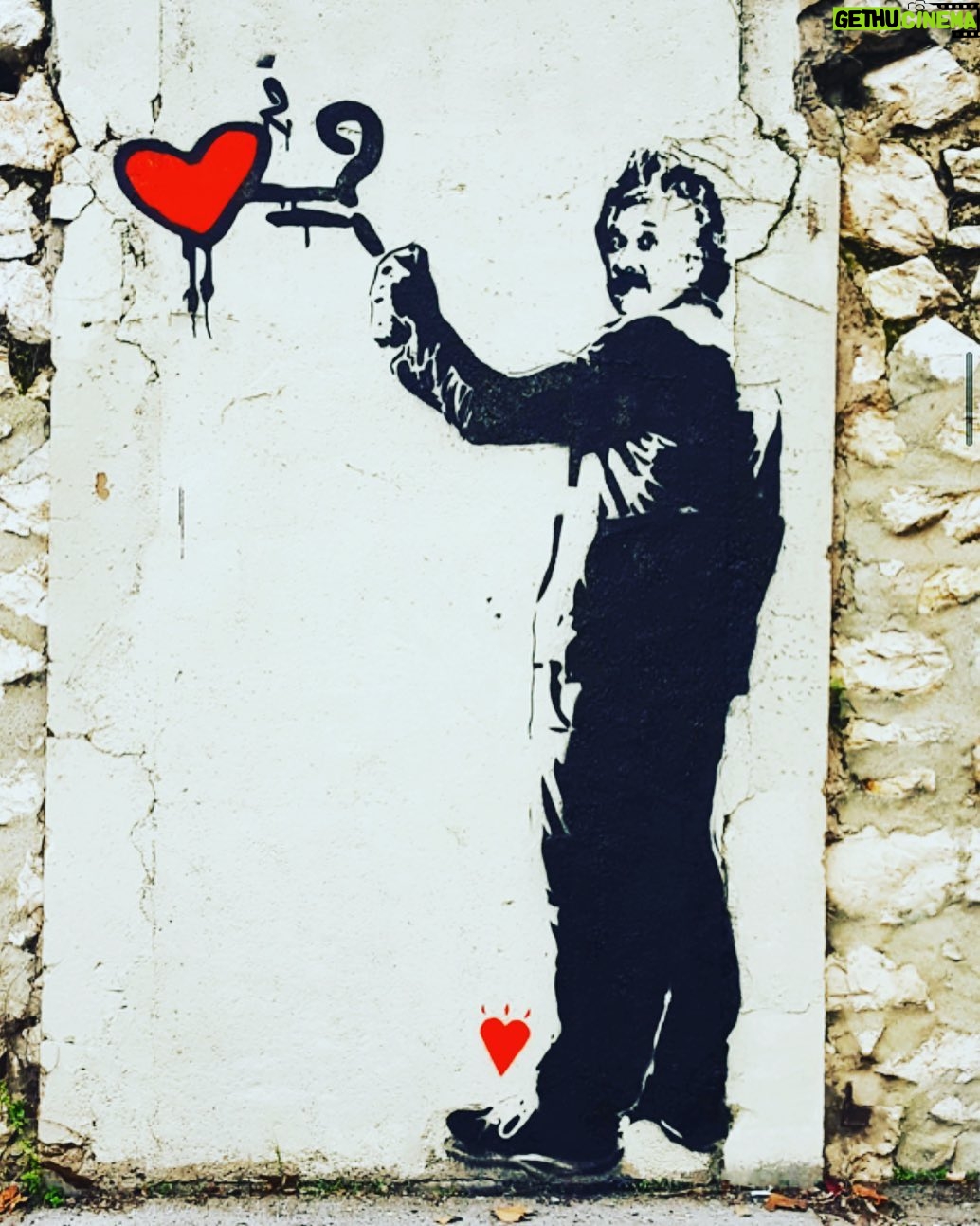 Vanessa Demouy Instagram - love is always the answer… tellement beau ce que fait cet artiste … @sunra_ #streetart #love #graffiti