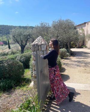 Vanessa Demouy Instagram - encore un petit moment de douceur … avant de rentrer … merci à @nouredine_fardad et aux merveilleuses équipes du  @chateaudeberne pour cette douce  parenthèse … à bientôt …  #hotel #var #slowlife #naturelovers #bienetre #bonheur