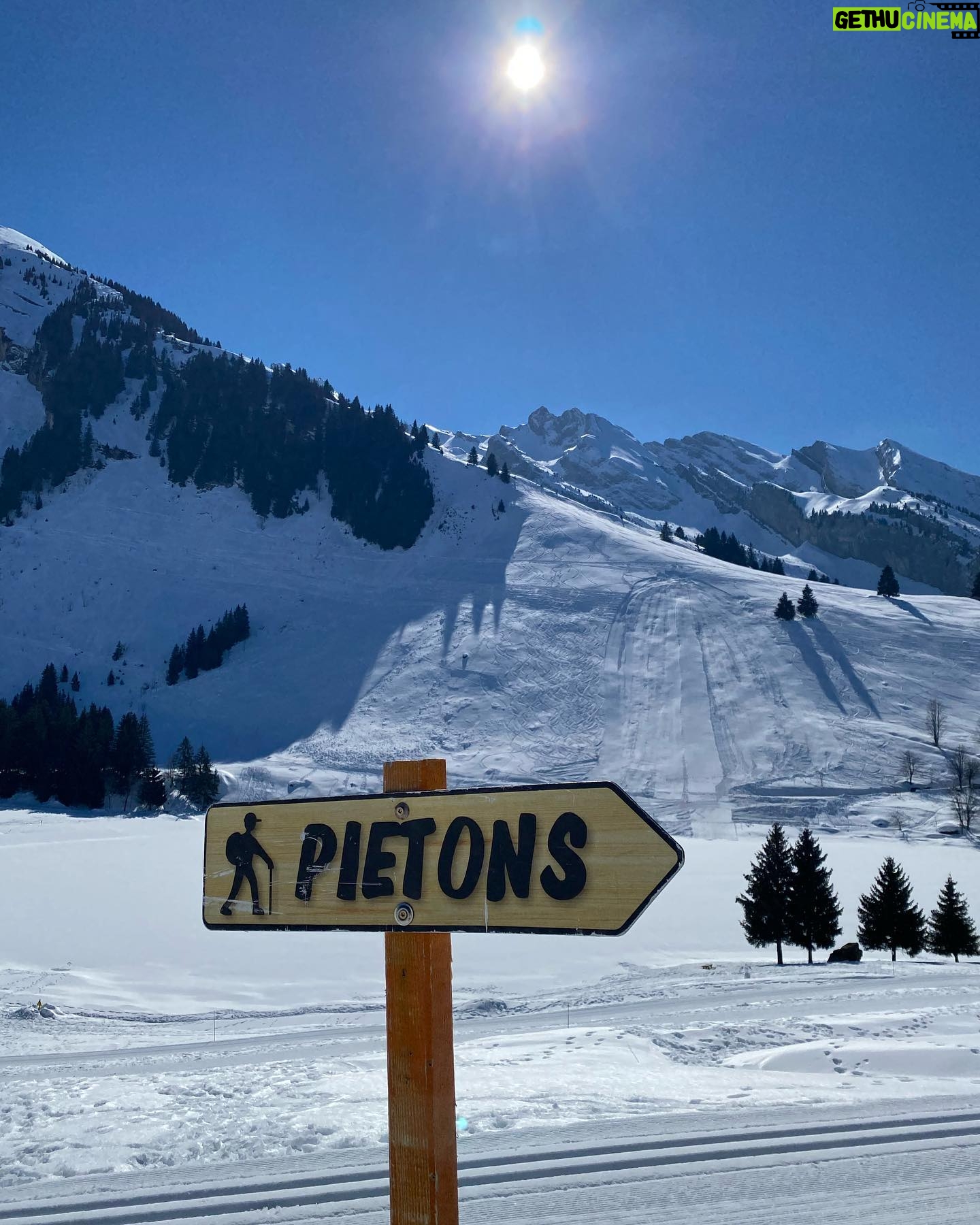 Vanessa Demouy Instagram - le calme … le silence … la beauté … #montagne #laclusaz #lesconfins
