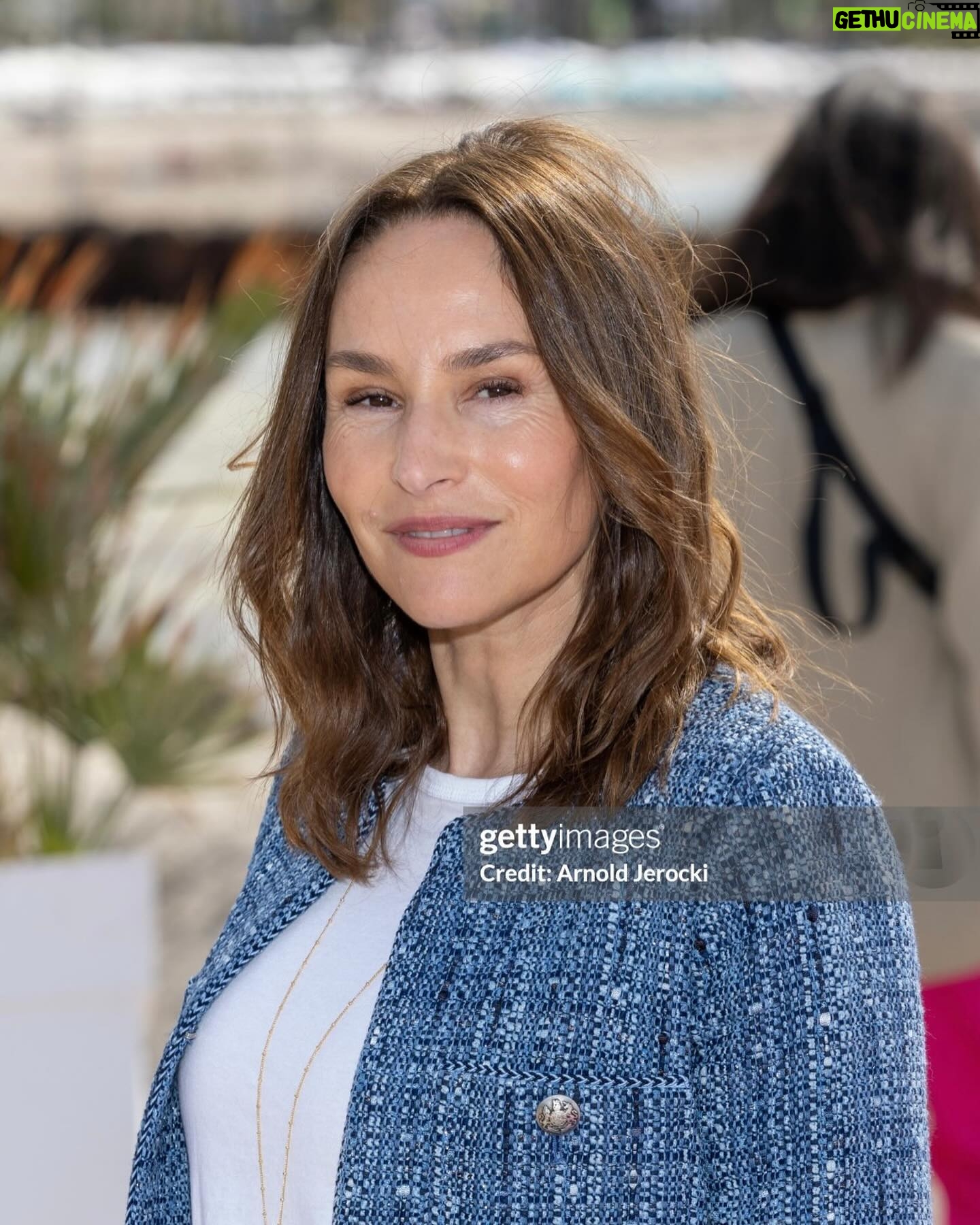 Vanessa Demouy Instagram - cannes séries ♡ • • { 6/04/2024 } • • jour 2 ♡ • • photocall ♡ • • ↳ : @vanessademouy @canneseries #vanessademouy #cannesseries #cannes #itc #icitoutcommence