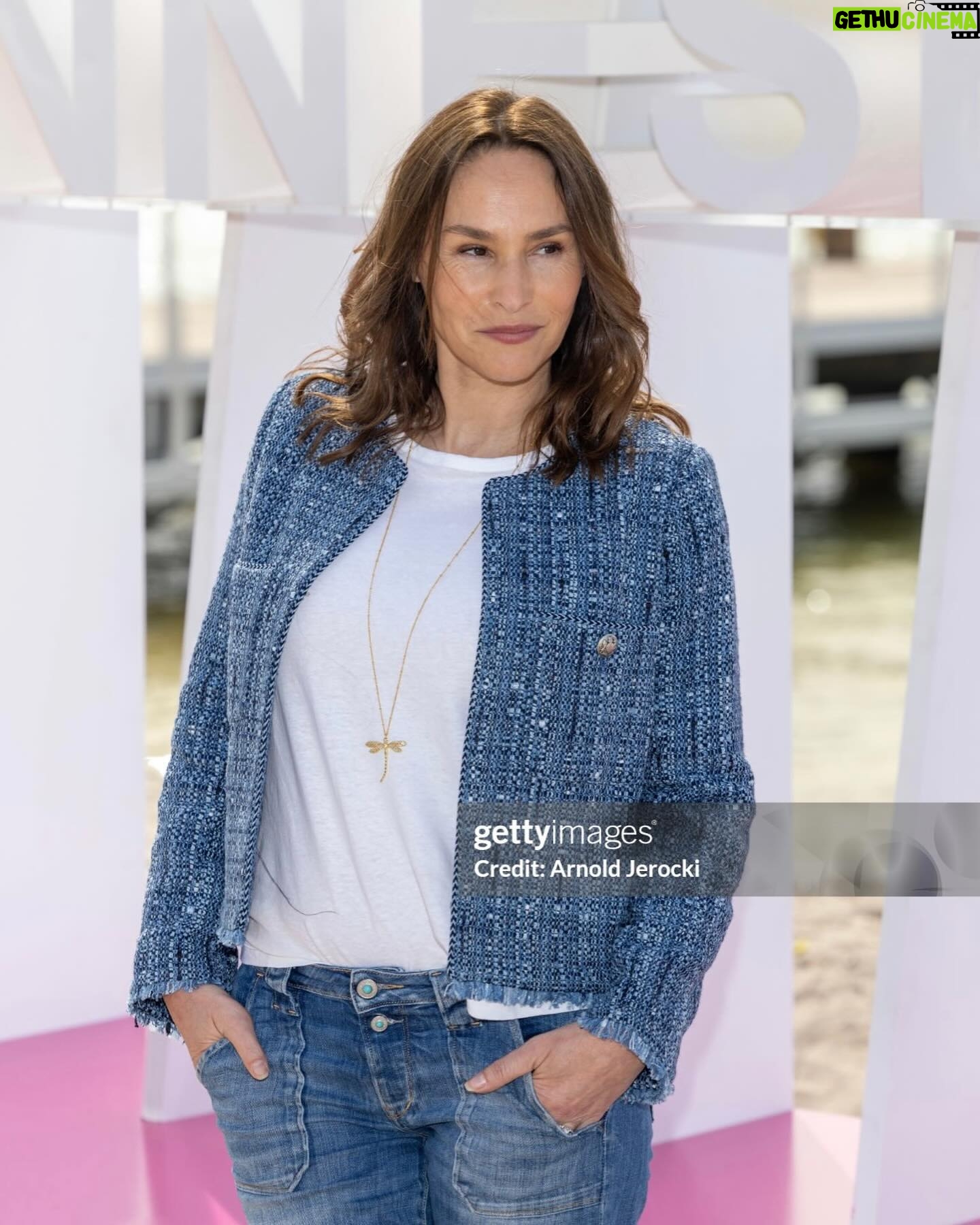 Vanessa Demouy Instagram - cannes séries ♡ • • { 6/04/2024 } • • jour 2 ♡ • • photocall ♡ • • ↳ : @vanessademouy @canneseries #vanessademouy #cannesseries #cannes #itc #icitoutcommence