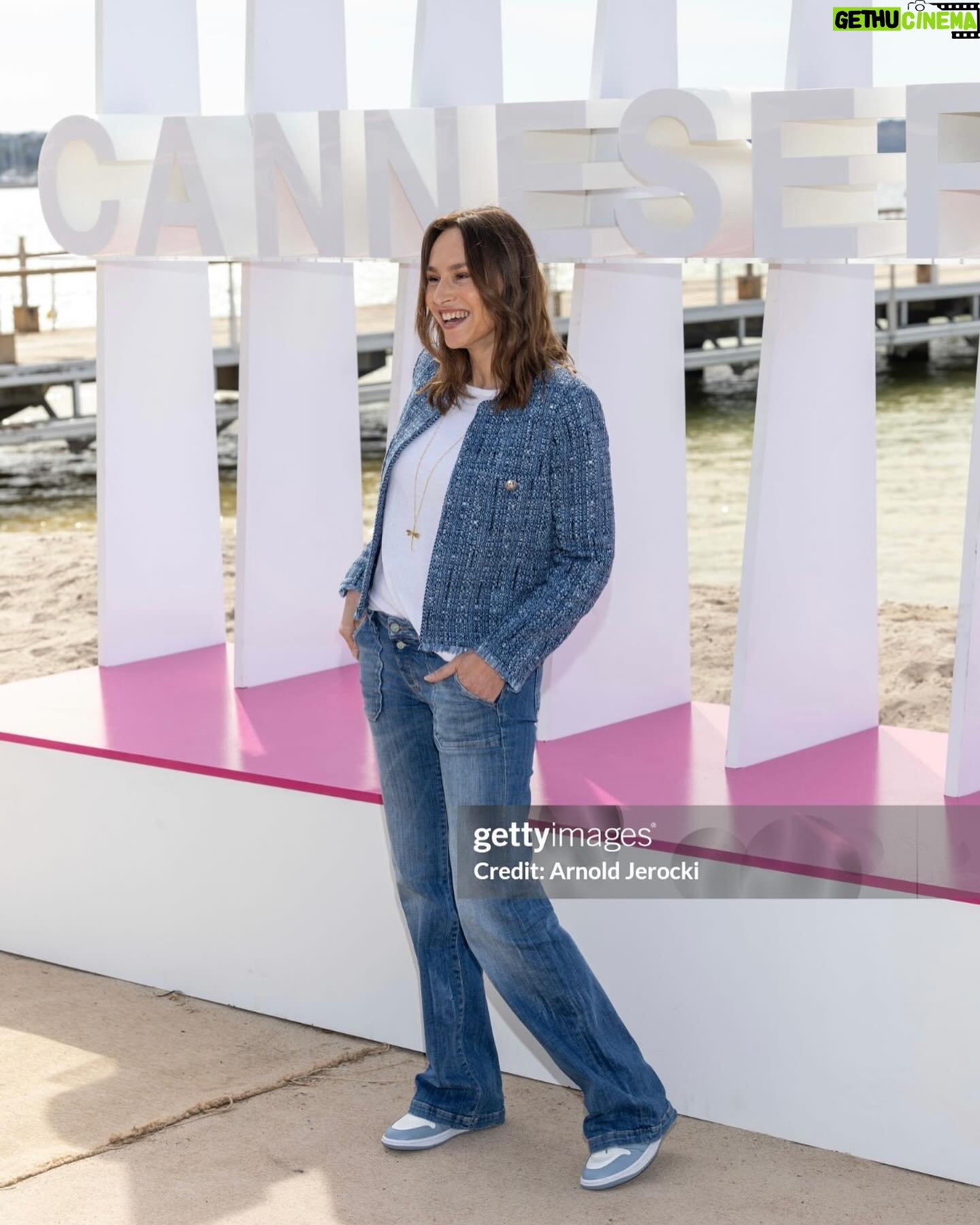 Vanessa Demouy Instagram - cannes séries ♡ • • { 6/04/2024 } • • jour 2 ♡ • • photocall ♡ • • ↳ : @vanessademouy @canneseries #vanessademouy #cannesseries #cannes #itc #icitoutcommence