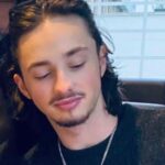 Vanessa Demouy Instagram - mon fils … le temps court si vite… de belles découvertes t'attendent … Je te souhaite de profiter de chacune d'entre elles et d'accomplir toutes les belles choses auxquelles tu aspires … n aie jamais peur d être toi … rêve en grand ! ose vivre ta vie … 20 ans … je t aime jusqu’aux étoiles #anniversaire #birthday #20ans @tracksoff