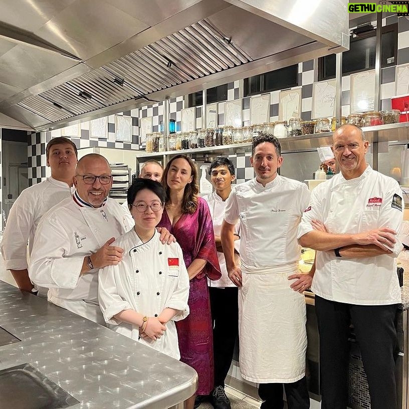 Vanessa Demouy Instagram - un grand merci au chef @franck_putelat , à sa brigade et à son équipe pour ce délicieux et magistral dîner en famille … le talent et la gentillesse … #gastronomie #gastronomiefrancaise @michelinguide #carcassone