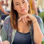 Vanessa Demouy Instagram - une jolie journée … merci @virginie_gazzola pour ta visite et pour la photo … #tournage #friend #sud
