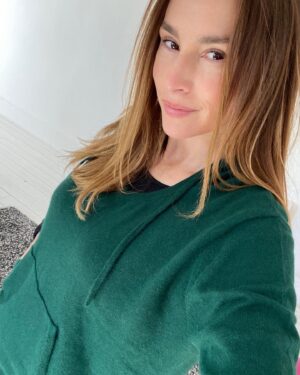 Vanessa Demouy Instagram - en loge … le bonheur de retrouver le château après cette petite pause … hâte de me glisser de nouveau dans la peau de rose Latour  @itc_tf1 @tf1 @newen_studios #tournage #fiction #tele #icitoutcommence
