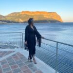 Vanessa Demouy Instagram - une belle soirée se prépare … vive les années folles … merci @lesrochesblanches et @emmanuel.blanchemanche #annees20 #calanques