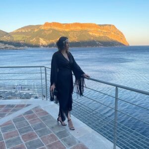Vanessa Demouy Instagram - une belle soirée se prépare … vive les années folles … merci  @lesrochesblanches et @emmanuel.blanchemanche #annees20 #calanques