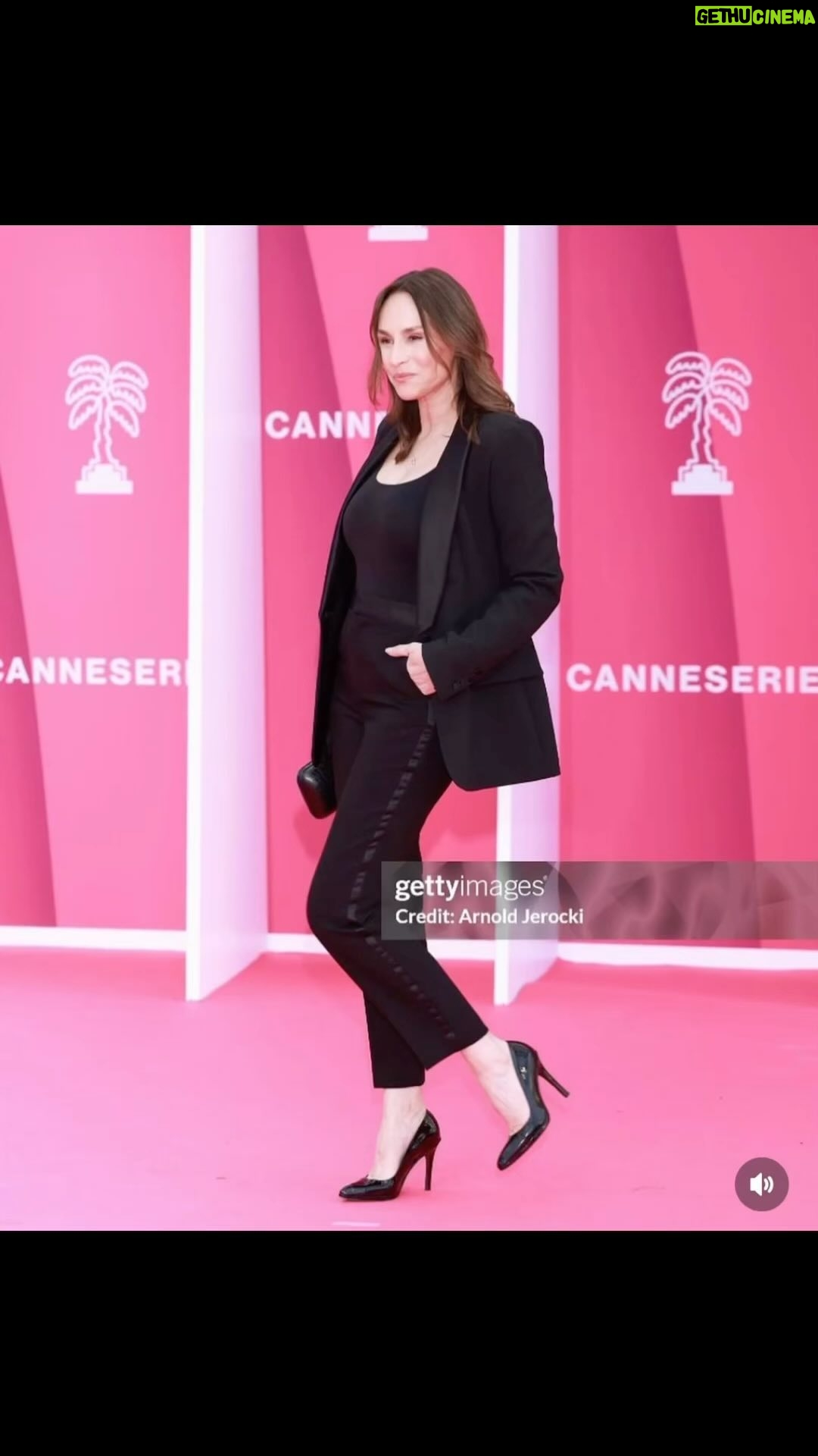 Vanessa Demouy Instagram - merci @canneseries , merci à mes partenaires , et notre équipe de folie !!! @itc_tf1 #love #joie #lovemyjob