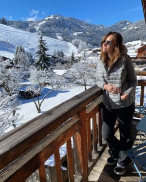 Vanessa Demouy Instagram - soleil et neige … quand tout est là pour que notre dernière journée de ce beau séjour soit parfaite , il faut en profiter !!! saisir chaque opportunité pour rire , aimer , célébrer !!! #famille #vacances #familytime #goodvibesonly