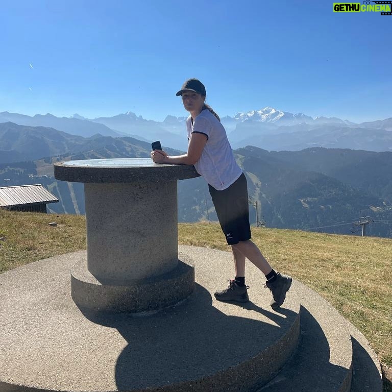 Vanessa Demouy Instagram - bonheur au sommet … nature … silence .,, #montagne #marche #naturelovers @lesgetsofficiel