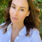 Vanessa Demouy Instagram - hier vous avez été très nombreux à me demander d ou venait ma médaille « madone » … et bien elle vient de chez @mademoiselleoupsbijoux une créatrice nîmoise … #bijoux #medaille #madone