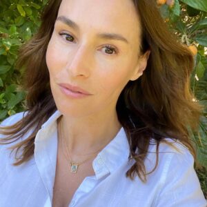 Vanessa Demouy Instagram - hier vous avez été très nombreux à me demander d ou venait ma médaille « madone » … et bien elle vient de chez @mademoiselleoupsbijoux une créatrice nîmoise … #bijoux #medaille #madone
