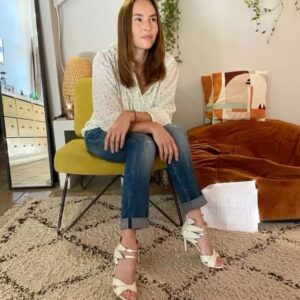 Vanessa Demouy Instagram - se poser … revoir le texte … en attendant d aller sur le plateau … @itc_tf1 #tournage @tf1 @newen_studios