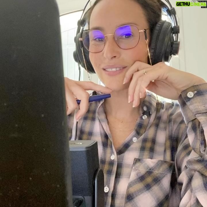 Vanessa Demouy Instagram - enregistrement d une nouvelle émission #planetevanessa pour @nutritadio avec @terre_a_psy ! nous y parlerons #psychogenealogie #educationpositive et #microchimerisme et n hésitez pas m envoyer en mp les sujets que vous aimeriez que j aborde dans mon émission vous pouvez aussi envoyez vos questions sur le mail de l émission avec votre nom et numéro de tél : planetevanessa@nutriradio.fr ou laisser un message vocal au : 0666945902 belle journée à vous