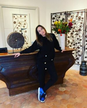 Vanessa Demouy Instagram - bonjour bonjour … prendre le temps … apprécier chaque moment … pour moi c est direction le petit dejeuner au @chateaudeberne…  belle journée à vous …