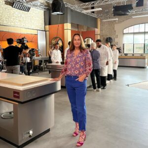 Vanessa Demouy Instagram - me voilà de retour dans la peau de Rose Latour sur @itc_tf1 … joie de retrouver les équipes et mes partenaires #tournage #icitoutcommence @tf1 @newen_studios @caliarivirginie.off @marvinpellegrino @juliesassoust @aureliepons_  photo by @baptiste.bertiin 💕