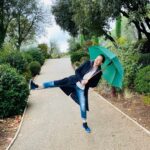 Vanessa Demouy Instagram - cette photo illustre parfaitement l une de mes citations préférées … la vie ce n est pas d attendre que l orage passe c est d apprendre à danser sous la pluie ! Sénèque… bon dimanche à vous ! #weekend #sourisalavieetlavietesourira #automne #petitbonheur @chateaudeberne