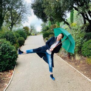 Vanessa Demouy Instagram - cette photo illustre parfaitement l une de mes citations préférées … la vie ce n est pas d attendre que l orage passe c est d apprendre à danser sous la pluie ! Sénèque… bon dimanche à vous ! #weekend #sourisalavieetlavietesourira #automne #petitbonheur @chateaudeberne