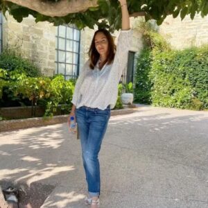Vanessa Demouy Instagram - quand ma jolie maman vient me voir sur le tournage  du coup j ai plein de photos …  #entre2scenes @itc_tf1 @tf1 @newen_studios #tournage #tele #comedienne #frenchactress 📸 @rochcatherine … en revanche l angle de la photo m allonge énormément 😂 pratique quand on a pris du poids 🥰