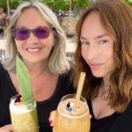 Vanessa Demouy Instagram - a celles qui viennent de le devenir … a celles qui essaient de l être … à celles qui sont loin de leurs enfants … à celles qui sont parties briller à côté des étoiles … aux mamans solo… aux mamans duo … à celles qui ont choisi de ne pas l être … à vous toutes et plus spécialement à ma maman …. bonne fête des mères ✨✨✨ @rochcatherine #motherday #fetedesmeres