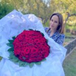 Vanessa Demouy Instagram - mais quel magnifique bouquet de roses … livré sur le tournage de @itc_tf1 … mais non il n était pas pour moi … mais pour l une de mes belles partenaires de jeu … saurez vous deviner qui … #fleurs #roses #bouquet #surprise