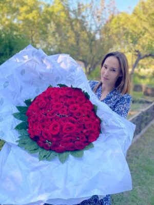 Vanessa Demouy Instagram - mais quel magnifique bouquet de roses … livré sur le tournage de @itc_tf1 … mais non il n était pas pour moi … mais pour l une de mes belles partenaires de jeu … saurez vous deviner qui … #fleurs #roses #bouquet #surprise