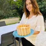 Vanessa Demouy Instagram - une petite part de charlotte aux citrons ? merci @marion_dmy_ pour la recette 💕 #gourmandise #patisseriemaison #agrumes #citron #dessertdété 📷 @rochcatherine