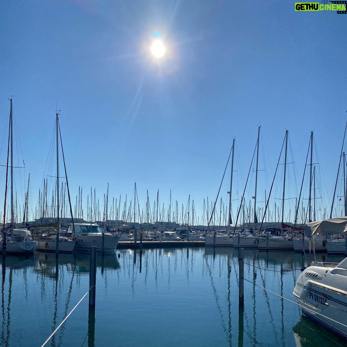 Vanessa Demouy Instagram - bonheur en camargue … dimanche au soleil #portcamargue ! quel plaisir de retrouver la terrasse du @comptoirdesvoiles
