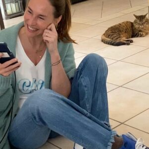 Vanessa Demouy Instagram - que d émotions !! écouter son fils en direct à la radio ( sur mon tél vive la campagne ) tellement fière de lui … j ai tremblé j ai ri … je suis une maman très émue en cette fin de journée … merci @davidsmadj d avoir invité @_trackso_  sur @radioshalom94.8 !! ca va @_hugo_dominguez_ pas trop de pression 😜!! #fierte #1ereradio #emotions #happymum