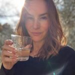 Vanessa Demouy Instagram – vous avez été très nombreux à me demander quels étaient les produits que j’utilisais chez @aromazone_officiel et bien aujourd hui je vais vous parler de collagène … de collagène marin plus précisément ! une poudre que l’on rajoute dans du liquide (de l’eau, ou du jus de fruits ) ce qui est génial avec celui de @aromazone_officiel c’est qu’on peut même le mettre dans des liquides chauds … c’est un collagène de catégorie1 il est hydrolysé et son faible poids moléculaire Favorise une très bonne assimilation par l organisme! il se prend en cure de 2/3 mois … Il se dissout très facilement, et cerise sur le gâteau il a un goût très peu prononcé ! il agit sur la qualité de la peau ( élasticité, ridules , éclat …) et il fait des merveilles si comme moi vous avez des petits soucis articulaires … est-ce que vous connaissez ? Est-ce que vous en utilisez ?  #collagenemarin #beaute #aromazoneofficiel #collaborationcommerciale