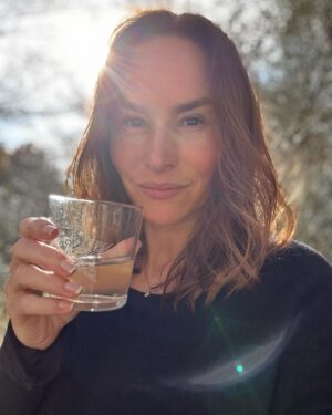 Vanessa Demouy Instagram - vous avez été très nombreux à me demander quels étaient les produits que j’utilisais chez @aromazone_officiel et bien aujourd hui je vais vous parler de collagène … de collagène marin plus précisément ! une poudre que l’on rajoute dans du liquide (de l’eau, ou du jus de fruits ) ce qui est génial avec celui de @aromazone_officiel c’est qu’on peut même le mettre dans des liquides chauds … c’est un collagène de catégorie1 il est hydrolysé et son faible poids moléculaire Favorise une très bonne assimilation par l organisme! il se prend en cure de 2/3 mois … Il se dissout très facilement, et cerise sur le gâteau il a un goût très peu prononcé ! il agit sur la qualité de la peau ( élasticité, ridules , éclat …) et il fait des merveilles si comme moi vous avez des petits soucis articulaires … est-ce que vous connaissez ? Est-ce que vous en utilisez ?  #collagenemarin #beaute #aromazoneofficiel #collaborationcommerciale