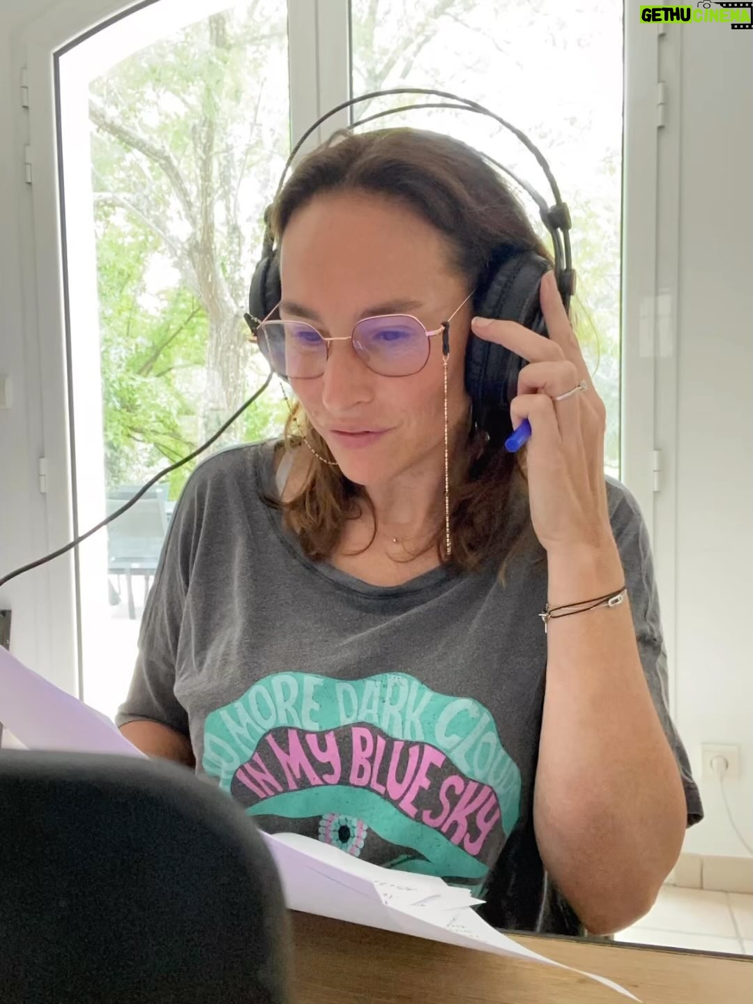 Vanessa Demouy Instagram - et voilà la 1 ère émission de #planetevanessa vient d être diffusée !! quel plaisir j ai eu à échanger avec dominique , caroline et yannick !! j espère que cela vous a plu à vous aussi … si vous avez à votre tour envie de venir partager un moment d antenne a mes côtés pour discuter et échanger sur le bien être , le mieux vivre n hésitez pas et laisser moi votre nom votre prénom et le sujet que vous aimeriez qu’on aborde a l adresse suivante : planetevanessa@nutriradio.fr vous pouvez aussi laisser un message vocal sur le repondeur de l’émission au 0666945902 !! je vous dis à la semaine prochaine sur @nutriradio et si vous avez raté l émission elle repasse en rediffusion mercredi et samedi #radio #bienetre #mieuxvivre #entrenous #libreantenne
