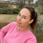Vanessa Demouy Instagram - à l’an qué vèn! e se sian pas mai, que siguen pas mens ! je vous souhaite une merveilleuse année ! avec de l amour vrai , des amitiés fortes et sincères , de la bienveillance, de la joie ! une confiance en vous solide et ancrée !! des grands bonheurs , de la santé … et n oubliez pas , soyez vous … souriez à la vie et la vie vous sourira ( et ça emmerde les jaloux 😉) !! #bonneannée2023