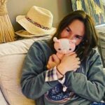 Vanessa Demouy Instagram – petit passage chez mes parents chéris … retrouver la douceur de l enfance et ses trésors préservés le temps d une soirée … mon doudou gardé précieusement 💕… et vous? avez vous toujours votre doudou d enfant ? #douceur #enfance #souvenir #petitbonheur photo @rochcatherine