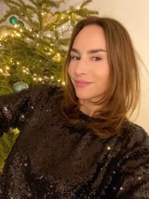 Vanessa Demouy Instagram - je vous souhaite un joyeux noël à tous … une pensée particulière à ceux qui ne peuvent pas le fêter , à tous ceux qui le passent seul … #noel #partage #famille #paix