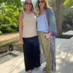 Vanessa Demouy Instagram - " Il y a beaucoup plus d'intelligence dans deux cœurs qui essaient de se comprendre que dans deux intelligences qui essaient d'avoir raison ", cette phrase de @thomasdansembourg tu aurais pu l écrire … toi qui m’a appris qu il fallait choisir ses combats … que parfois perdre était plus important et plus fort que gagner … ma sagesse c est toi @rochcatherine #motheranddaughter
