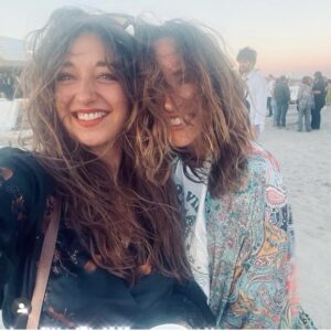 Vanessa Demouy Instagram - oui ma @zoi.severin !!! sourire … strass paillettes et vent dans nos faces !! #joie #douceur #love