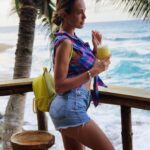 Vanessa Lawrens Instagram - PIÑA COLADA #LOVE #holidays #😝 quel est ton cocktail préféré ? 🍹