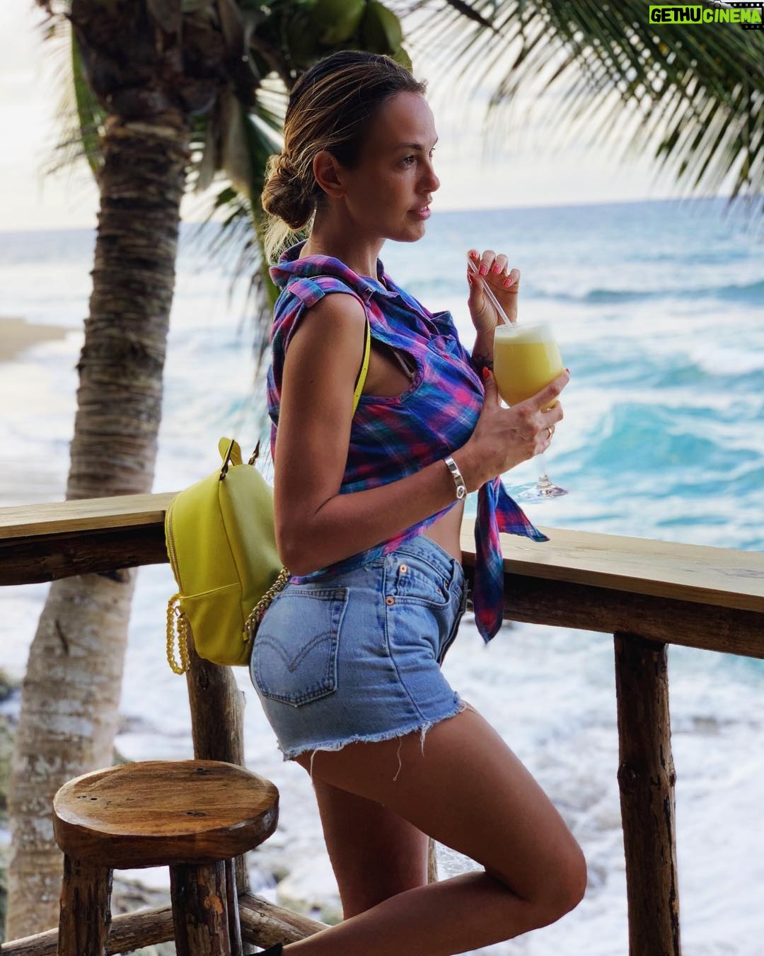 Vanessa Lawrens - 7.8K Likes - PIÑA COLADA #LOVE #holidays #😝 quel est ton cocktail préféré ? 🍹