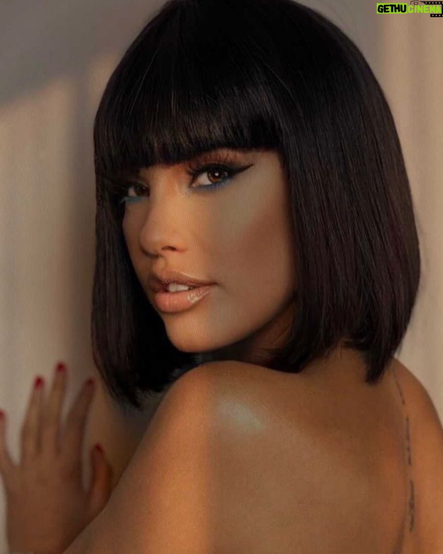Vanessa Lawrens Instagram - La beauté d'une femme n'est pas dans les vêtements qu'elle porte, la figure qu'elle affiche ou la manière dont elle se coiffe les cheveux 💆🏼♀️😘💞 #perruque #pictureoftheday #love #shooting #shootingphoto 😊