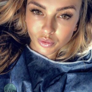 Vanessa Lawrens Instagram - Merci à la compagnie de tourisme médical @universmed et le dr MALLEK merci à la clinique  pour cet accueil en Tunisie 🇹🇳 et cette opération qui s’est passée à merveille !!!! Je suis vraiment contente du résultat ❣️ ! Merci pour l’accompagnement du début jusqu’à la fin de mon séjour !!! Et ça avec tous les patients que j’ai rencontré ici que se soit au magnifique hôtel Carthage ou à la clinique !! Non pas parce que j’ai fait de la télé juste Pke ils aiment leur métier !!! 😷😍 hâte de vous montrez le résultat !! Je le garde encore pour moi 😜❤️ #universmed @universmed et merci à @lart.du.cil sans qui je n’aurais pas cette tête 😂😂😂😂😂 #humour